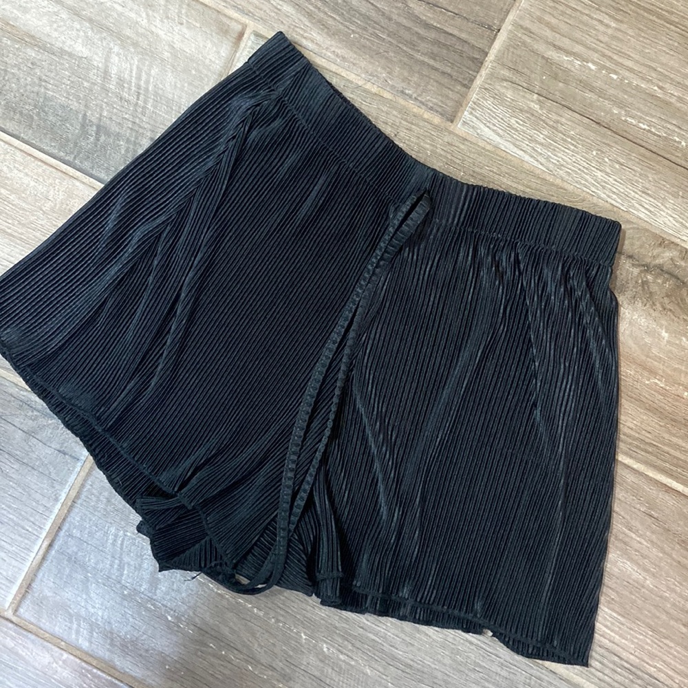 Black plisse vacation soft shorts